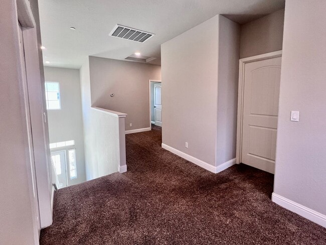 Building Photo - $2,795 Leonard & Gettysburg, 3 Bedroom 2.5...