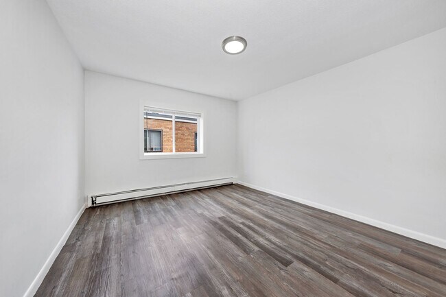 Building Photo - 1045 River St