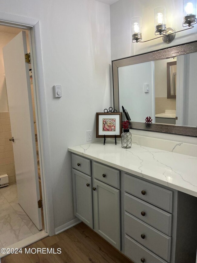 Large vanity dressing room - 7A Ivy St