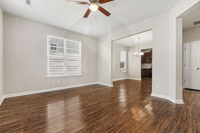 Building Photo - Must See 3BR/2.5BA Home in East Point!