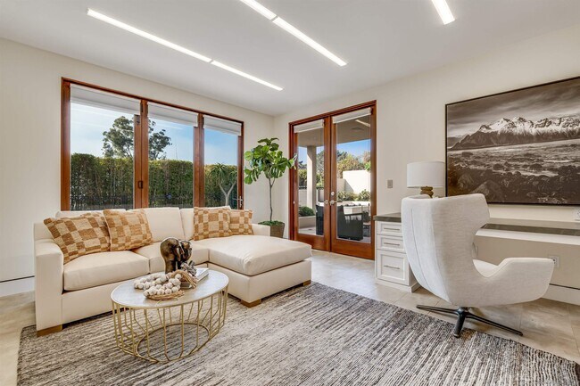 Building Photo - 8070 La Jolla Scenic Dr N