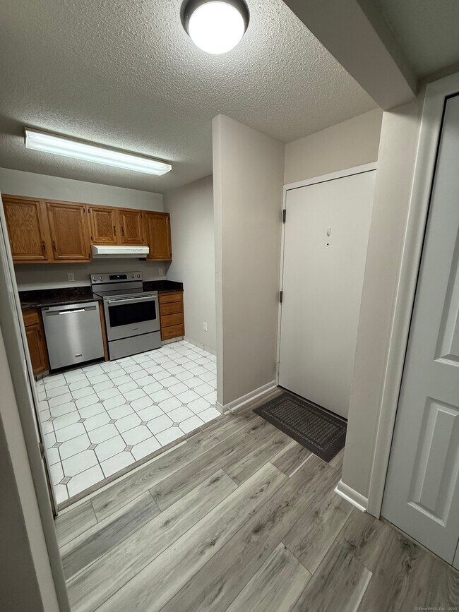 Building Photo - 402 Twin Circle Dr