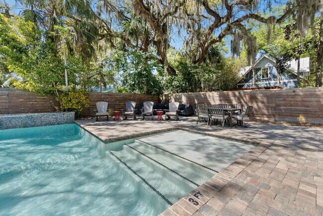 Building Photo - 76 Sanford St