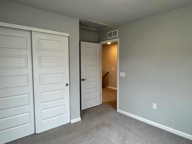 Building Photo - 10848 Hayloft St