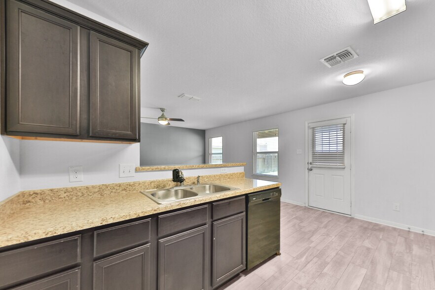 Building Photo - 6751 Sabinal