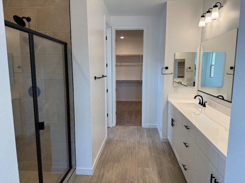 Building Photo - 40563 W Michaels Dr