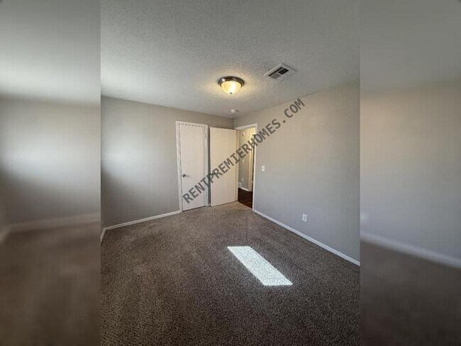 Building Photo - 3938 SE 14th Pl