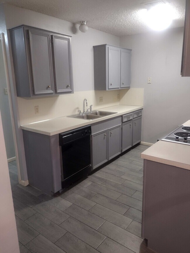 Building Photo - 529 Broad St