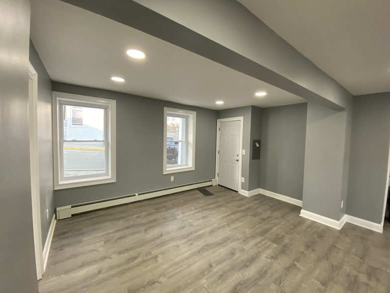 Building Photo - 301 Lilac Ln