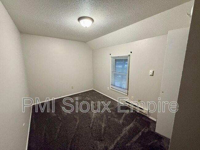 Building Photo - 609 S Spring Ave