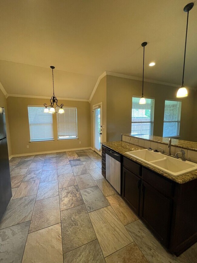 Building Photo - Gorgeous 3-bed/1-bath with garage!