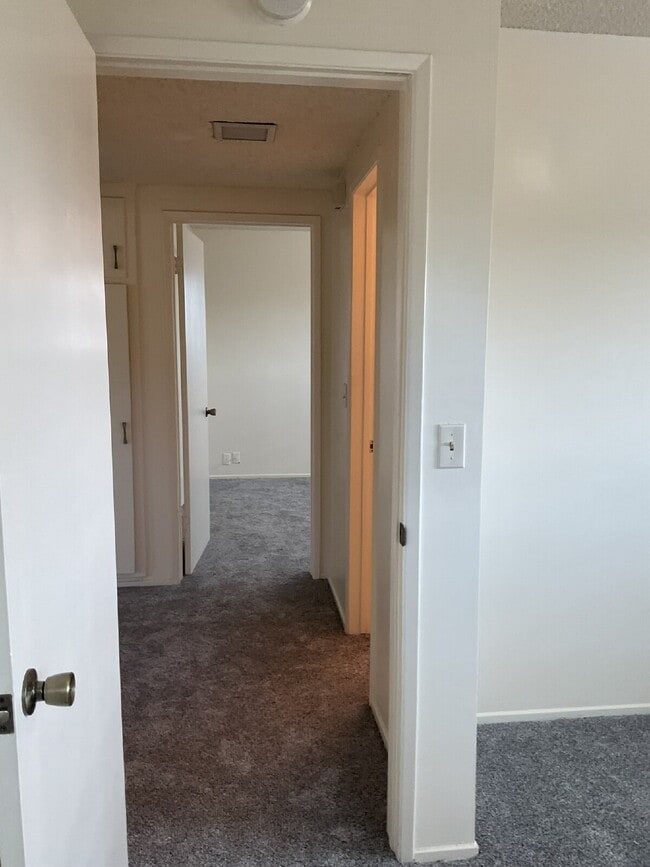 Building Photo - "Charming 2-Bed Oasis in Ventura – Cozy 90...