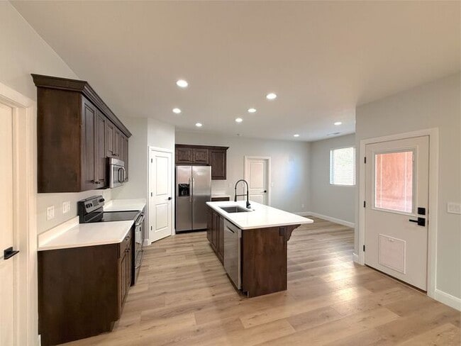 Building Photo - 4 bed, 2.5 bath duplex w/2 car garage