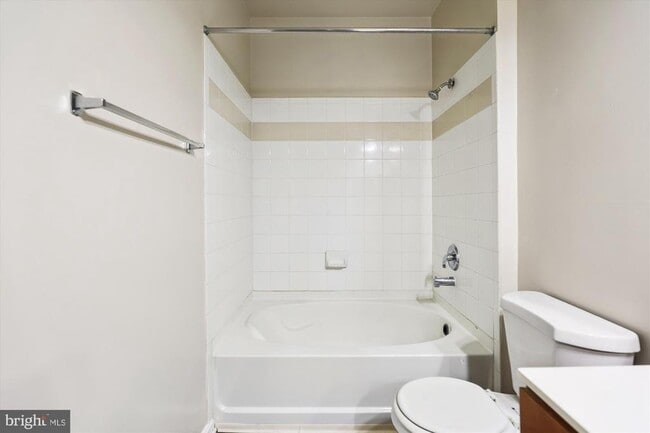 Building Photo - 4860 Eisenhower Ave