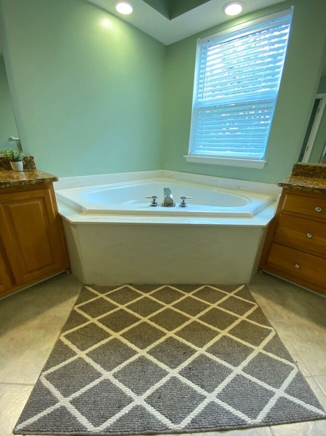 Building Photo - Beautiful 3 Bedroom Single Family Home nea...