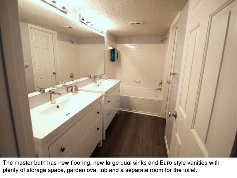 Master bath with dual sinks and private toilet room - 1942 Oxford Ln