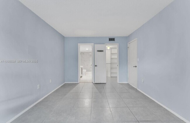 Building Photo - 4172 Inverrary Dr