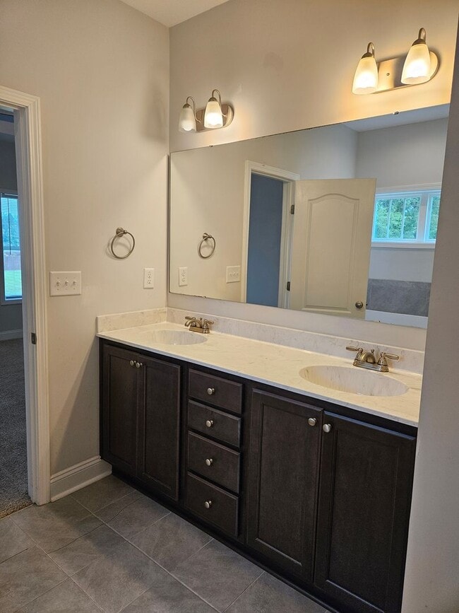 Building Photo - NEW LISTING!!!!!