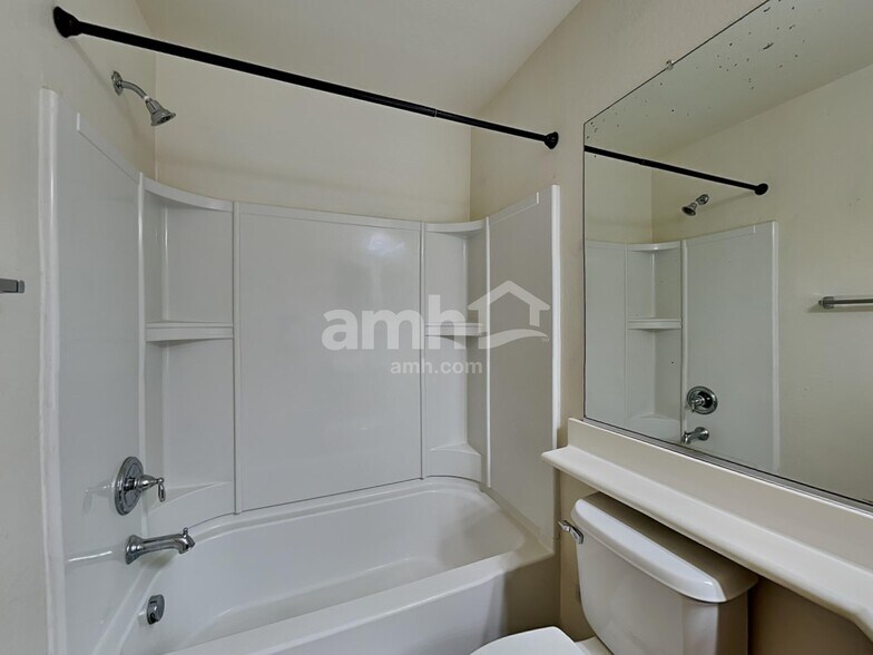 Building Photo - 4152 E Vest Ave