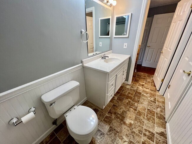 Building Photo - Sewickley Heights - Gorgeous Townhouse - 3...