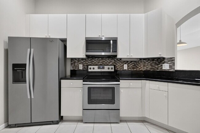 Building Photo - "Charming 2 Bed plus Den, 2-Bath Townhouse with 1500 Sq Ft of Comfort in Greenacres!"