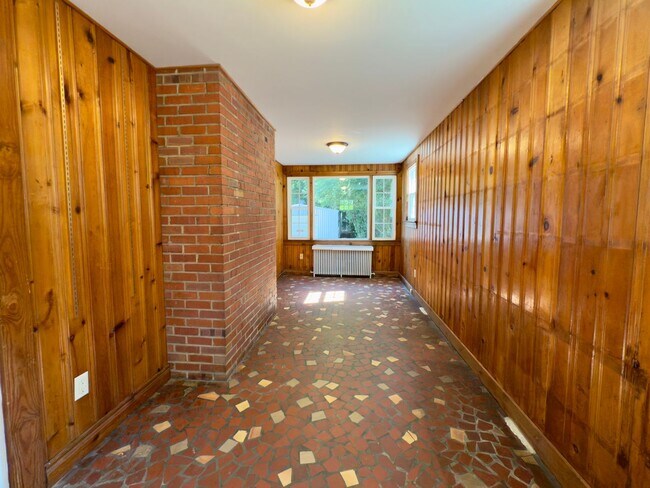Building Photo - Charming Home!