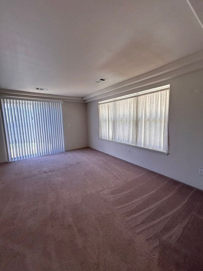 Building Photo - 3 Bedroom 2 Bath Home with a 2 Car Attached Garage