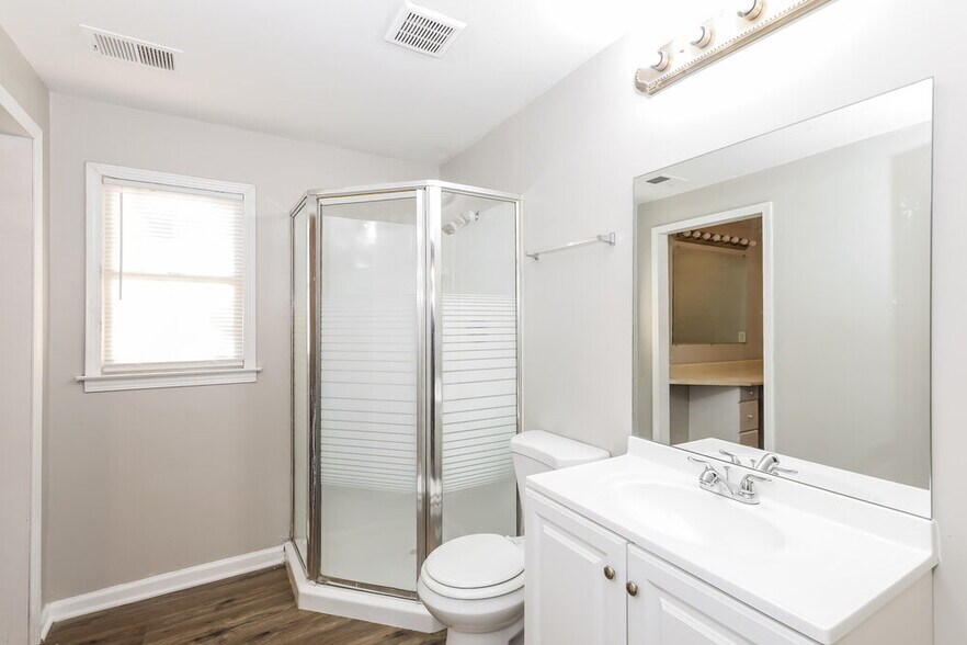 Building Photo - 820 Oakdale Dr