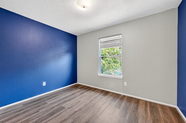Building Photo - 11902 Rolling Stream Dr
