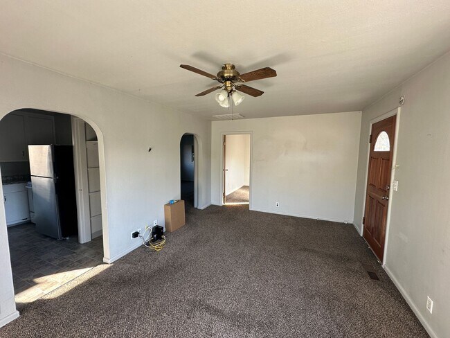 Building Photo - 2 bedroom 1 bath single family home