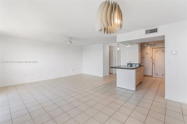 Building Photo - 9800 W Bay Harbor Dr