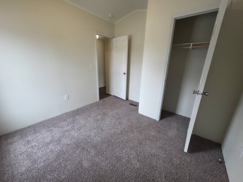 Building Photo - 1309 W Plum St