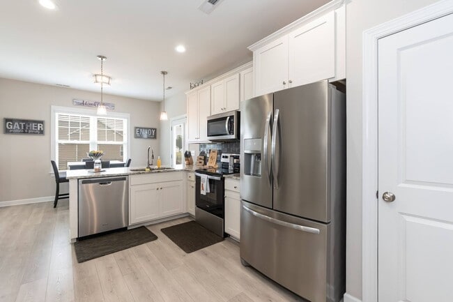 Building Photo - Three Bedroom Home!