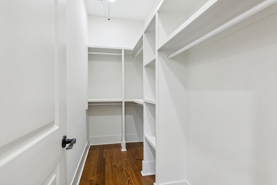 Building Photo - 2727 Marais St