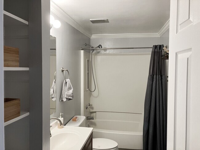 Building Photo - 9035 Watchlight Ct