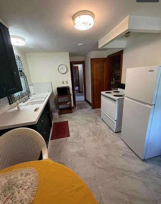 Kitchen - 4385 Lancaster Ave