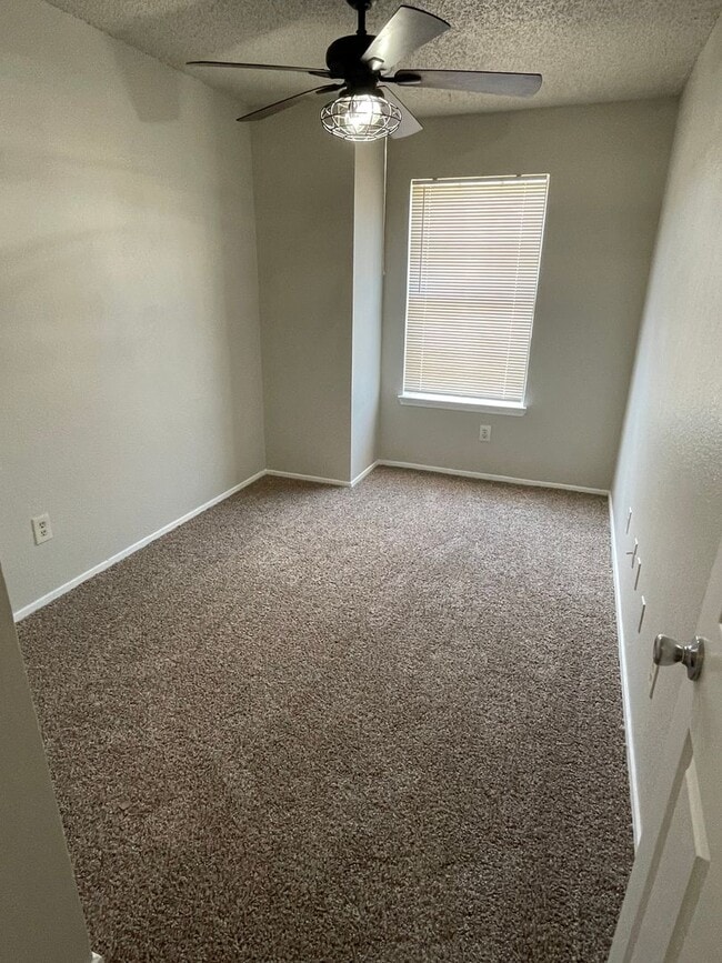 Building Photo - 3 BEDROOM 2 BATH CONDO BY UNT