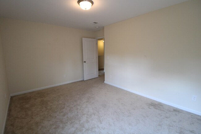 Building Photo - 870 Cormier Dr