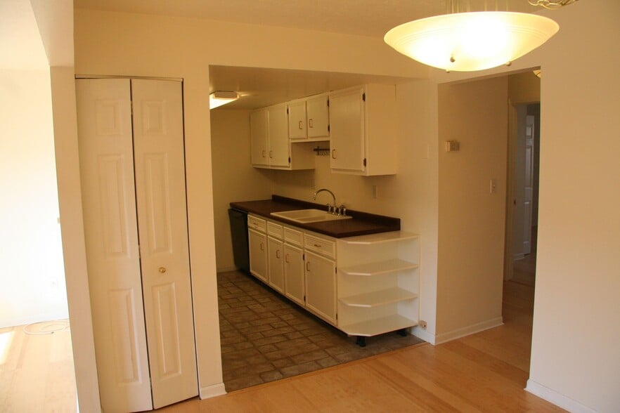 Kitchen - 11015 Lake Ave
