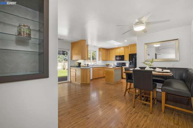 Building Photo - 41345 Roberts Ave