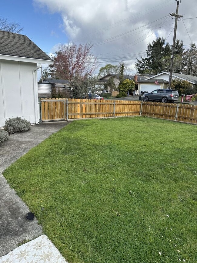Building Photo - 4 Bed 1.5 Bath House