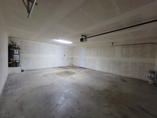 Building Photo - Beautiful 3 Bedroom 2 Bathroom Home in SW Visalia!