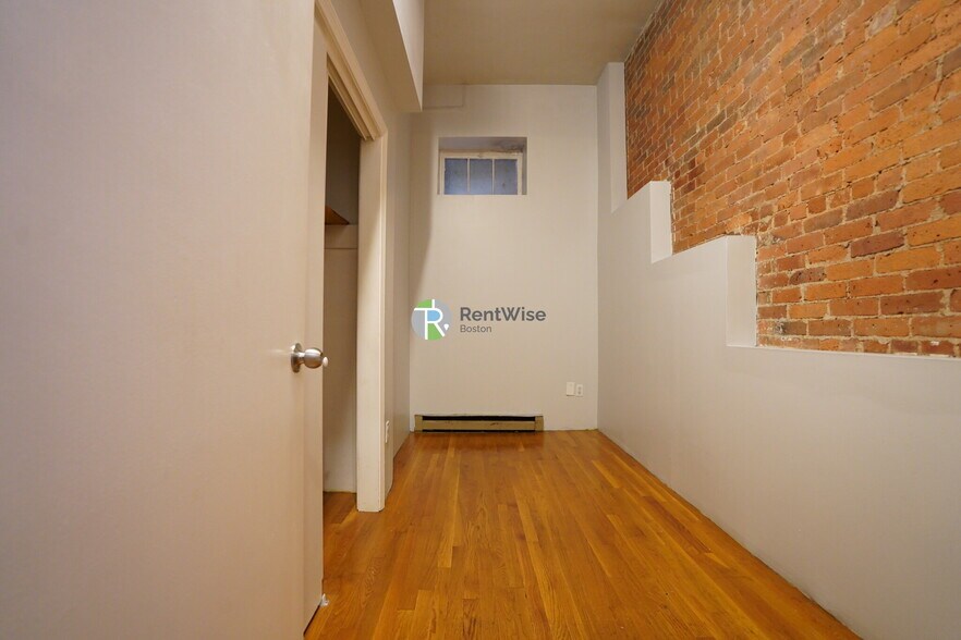 Building Photo - 452 Park Dr