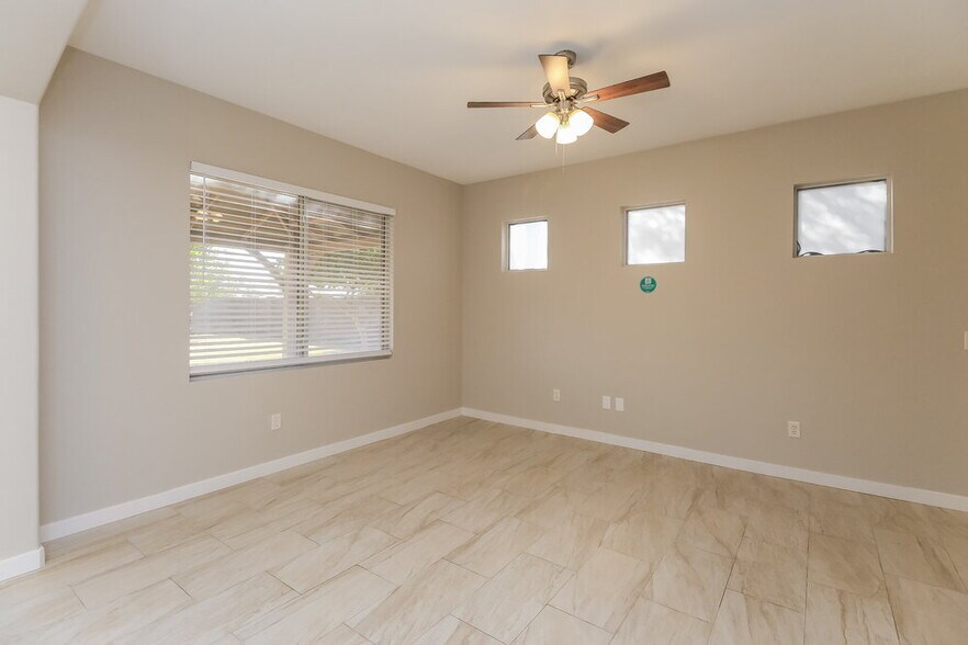 Building Photo - 2959 S Del Rancho Cir