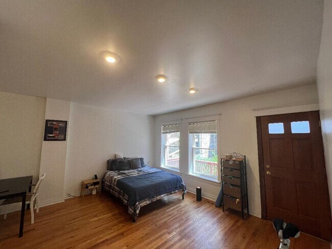 Building Photo - 852 W Diversey Pkwy