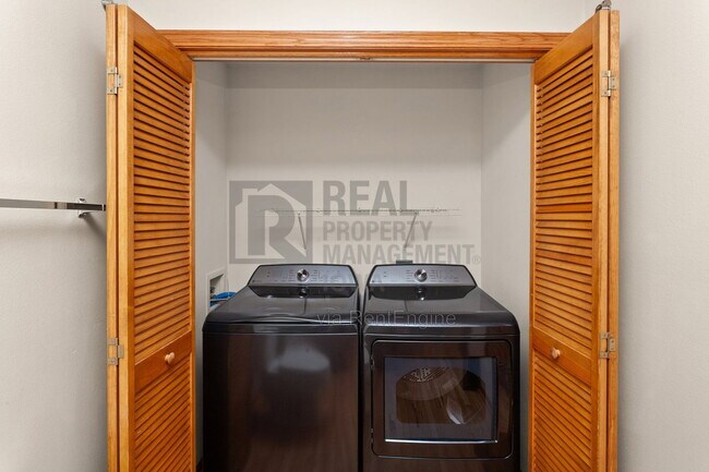 Building Photo - 8912 Highland Oaks Dr