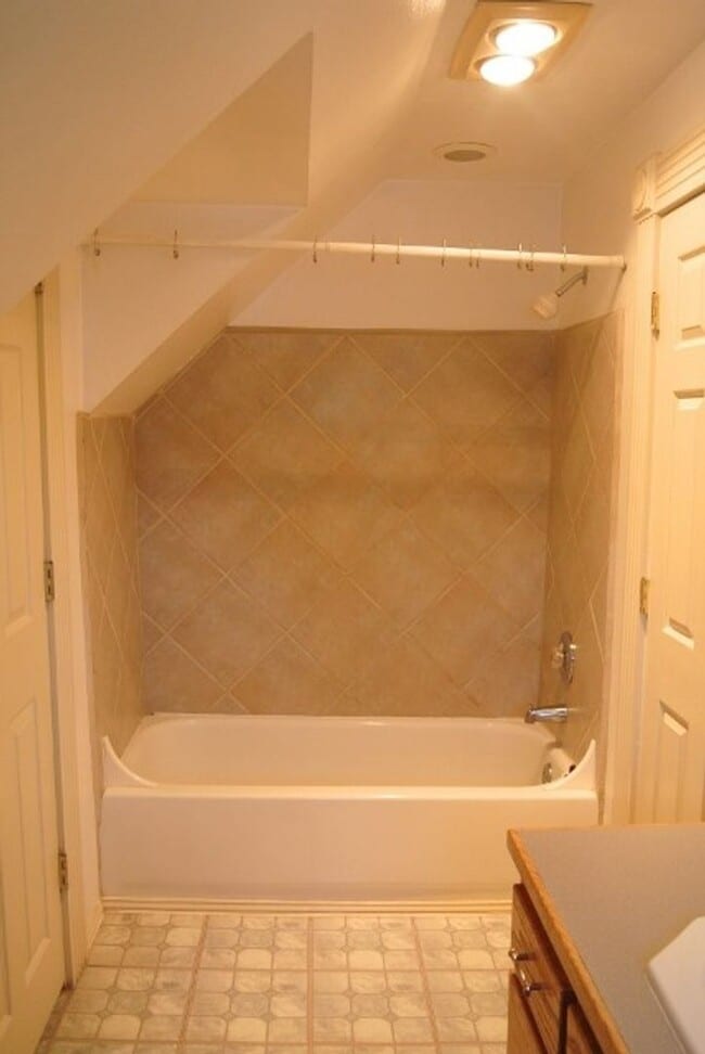 Building Photo - Bright and Spacious Second Story One-Bedroom Apartment in Prime Location!