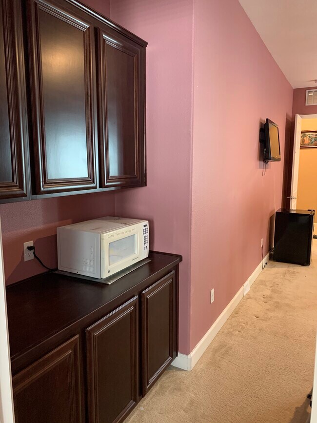 microwave - 2270 Valentano Dr