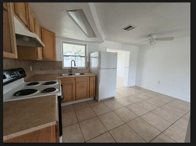 Building Photo - Fantastic 3-bedroom, 1-bath single family home with fenced in yard in Port Richey