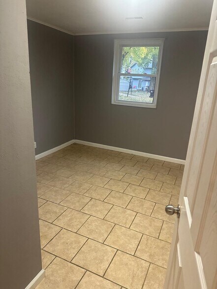 Building Photo - 4403 W Capri Ct